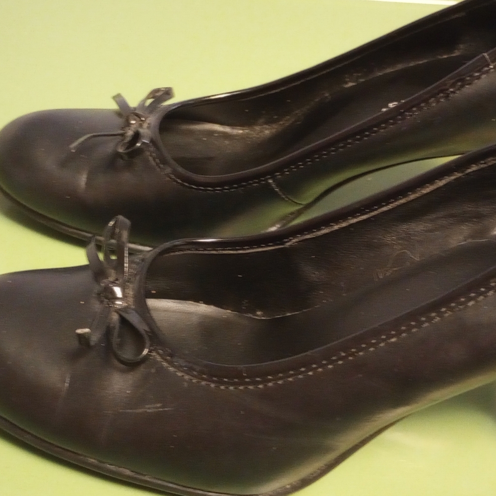 Predictions black pumps with bow